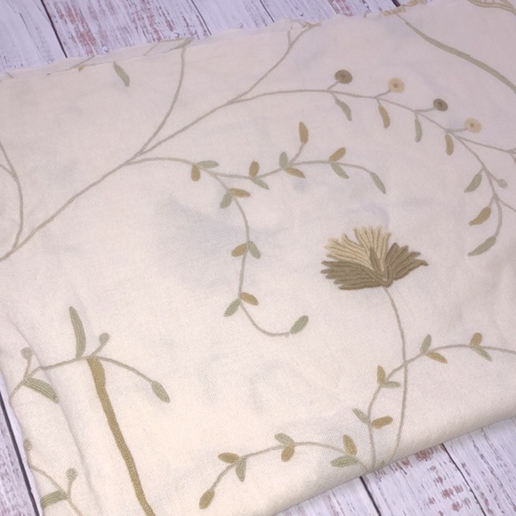 Vintage floral embroidered fabric - Picture 2 of 6